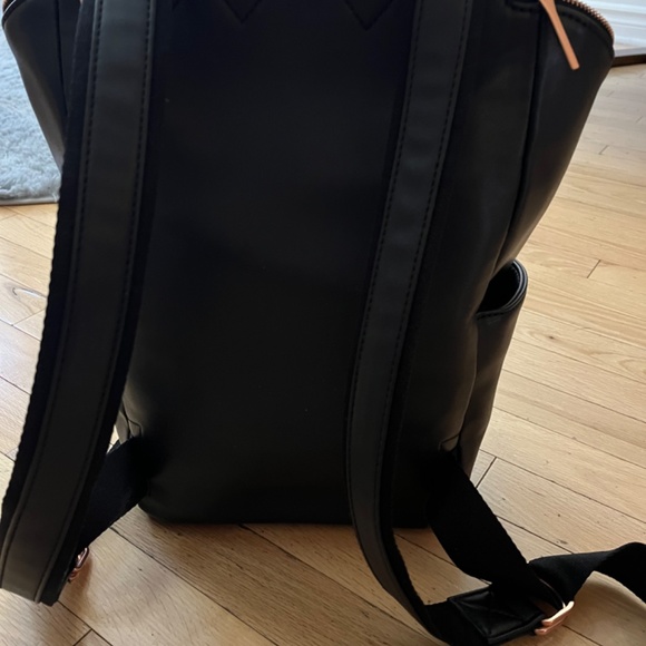 Matt & Nat backpack/ handbag - Picture 3 of 3